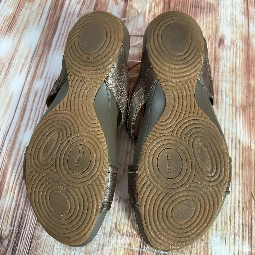 Clarks Sandals Sz 9 Bronze Leather Open Toe Slides Flip Flops Thong Flats Shoes - Picture 9 of 11